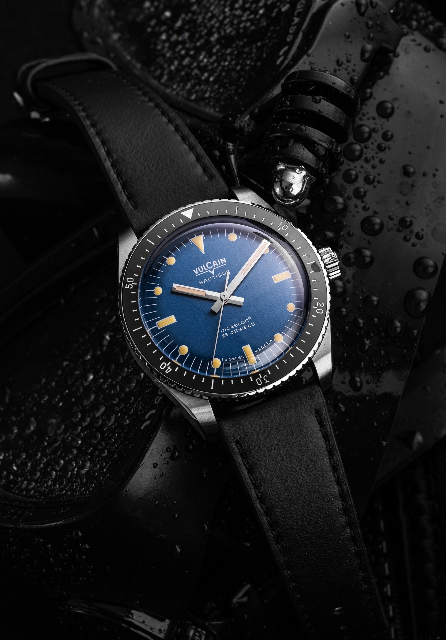 Vulcain, dòng sản phẩm Skindiver, Ref no: 660170A37.BAC201, mặt số màu xanh dương