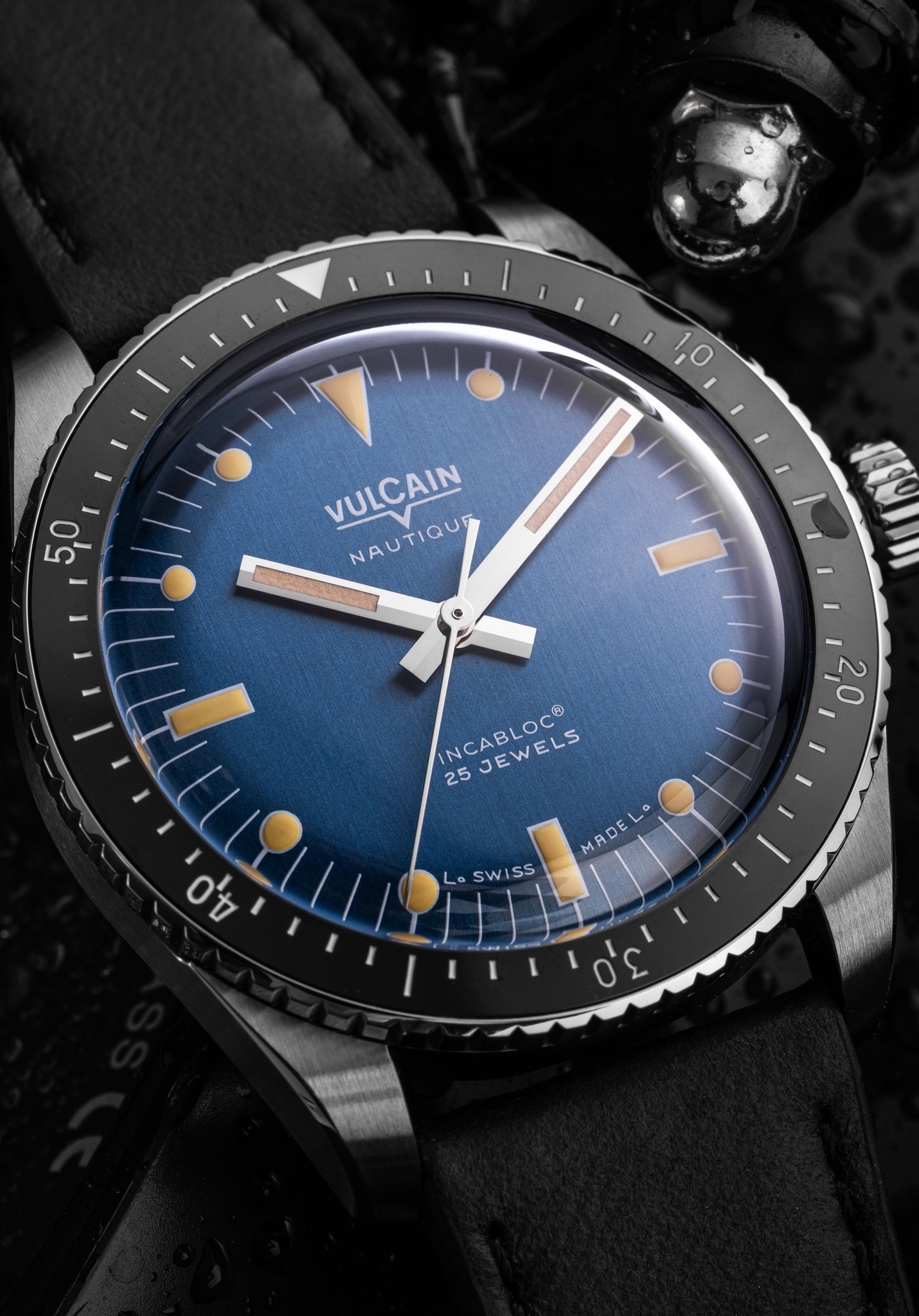 Vulcain, dòng sản phẩm Skindiver, Ref no: 660170A37.BAC201, mặt số màu xanh dương