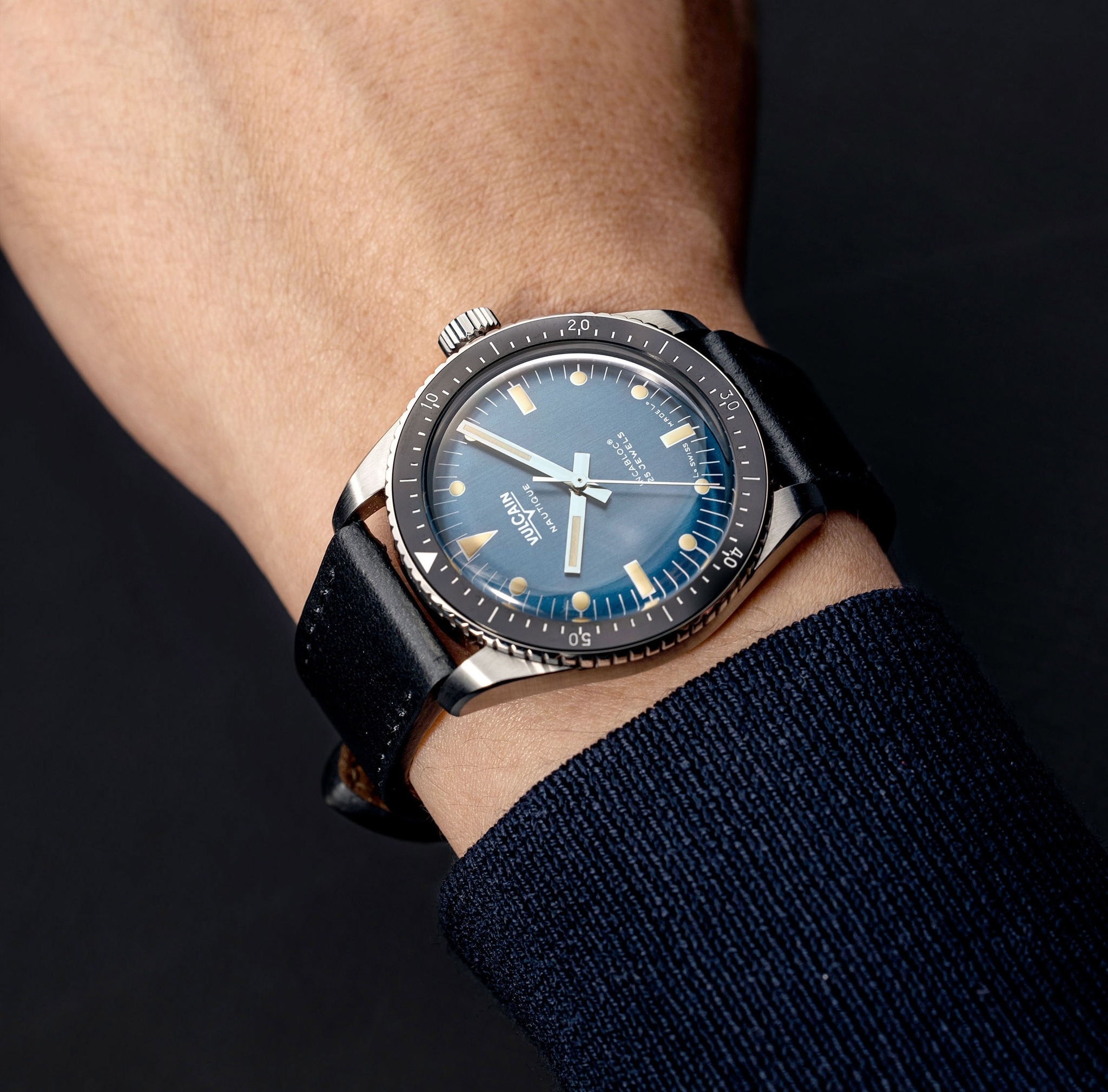 Vulcain, dòng sản phẩm Skindiver, Ref no: 660170A37.BAC201, mặt số màu xanh dương