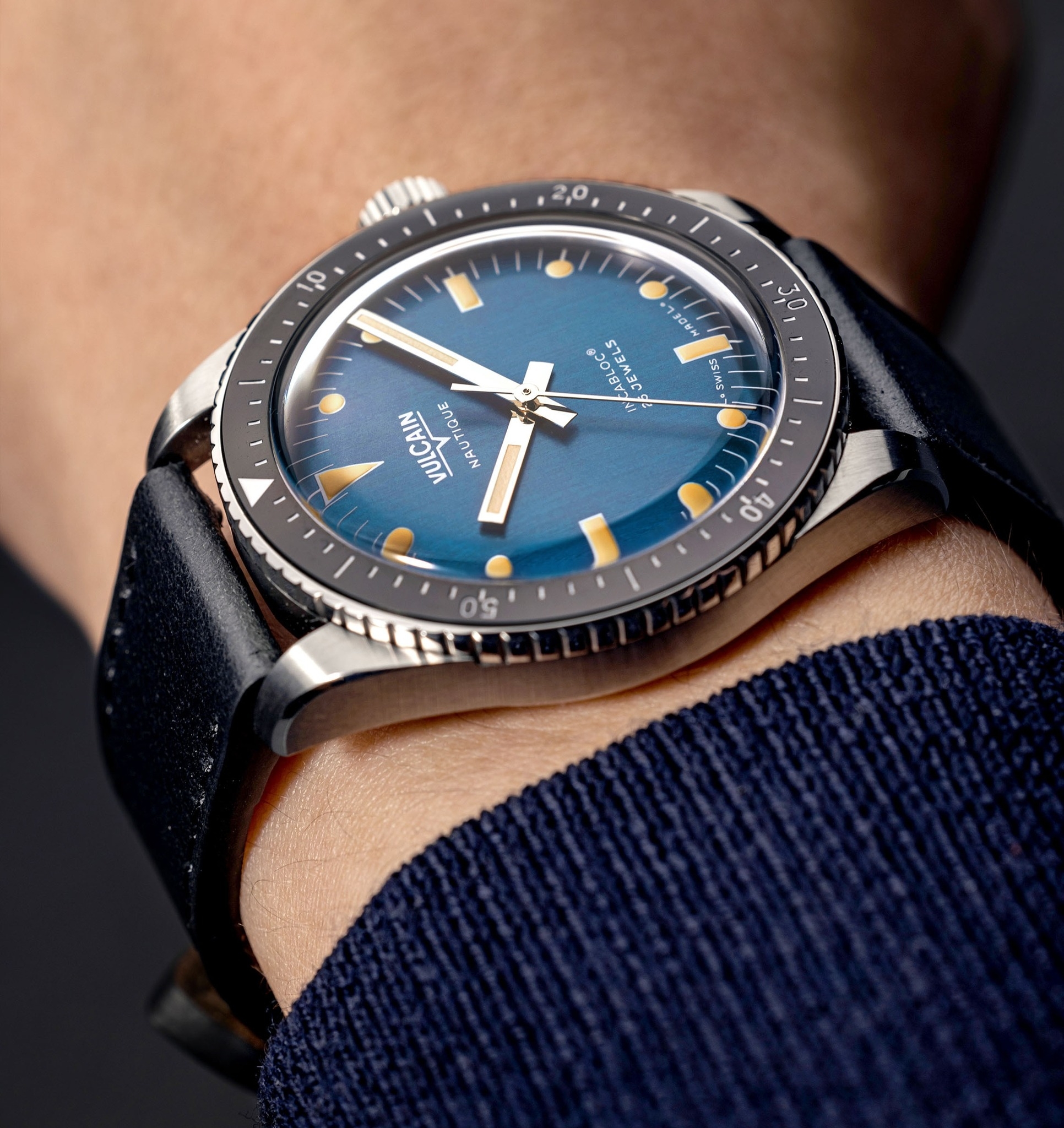 Vulcain, dòng sản phẩm Skindiver, Ref no: 660170A37.BAC201, mặt số màu xanh dương