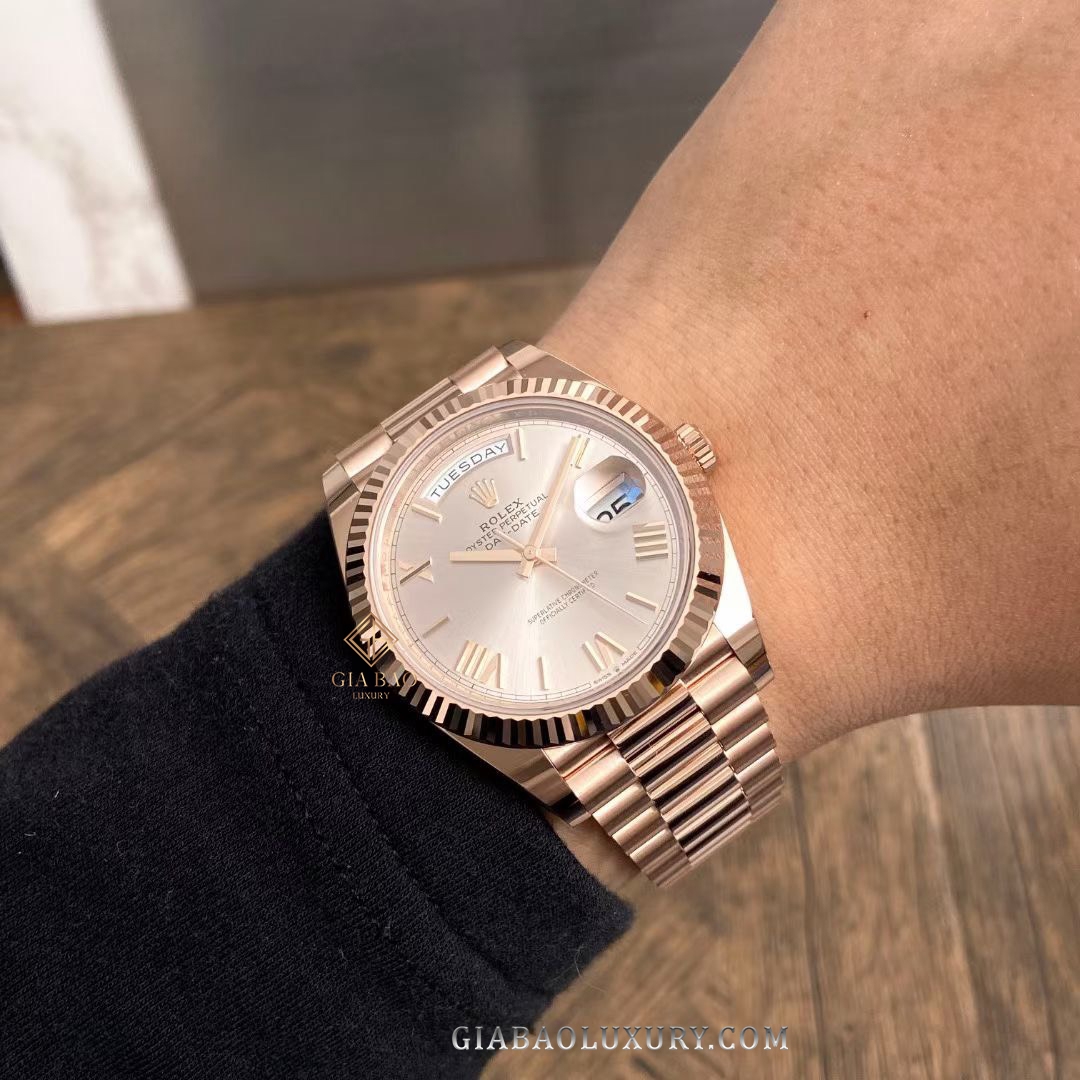 Đồng Hồ Rolex Day-Date 40 228235 Mặt Số Sundust Cọc Số La Mã