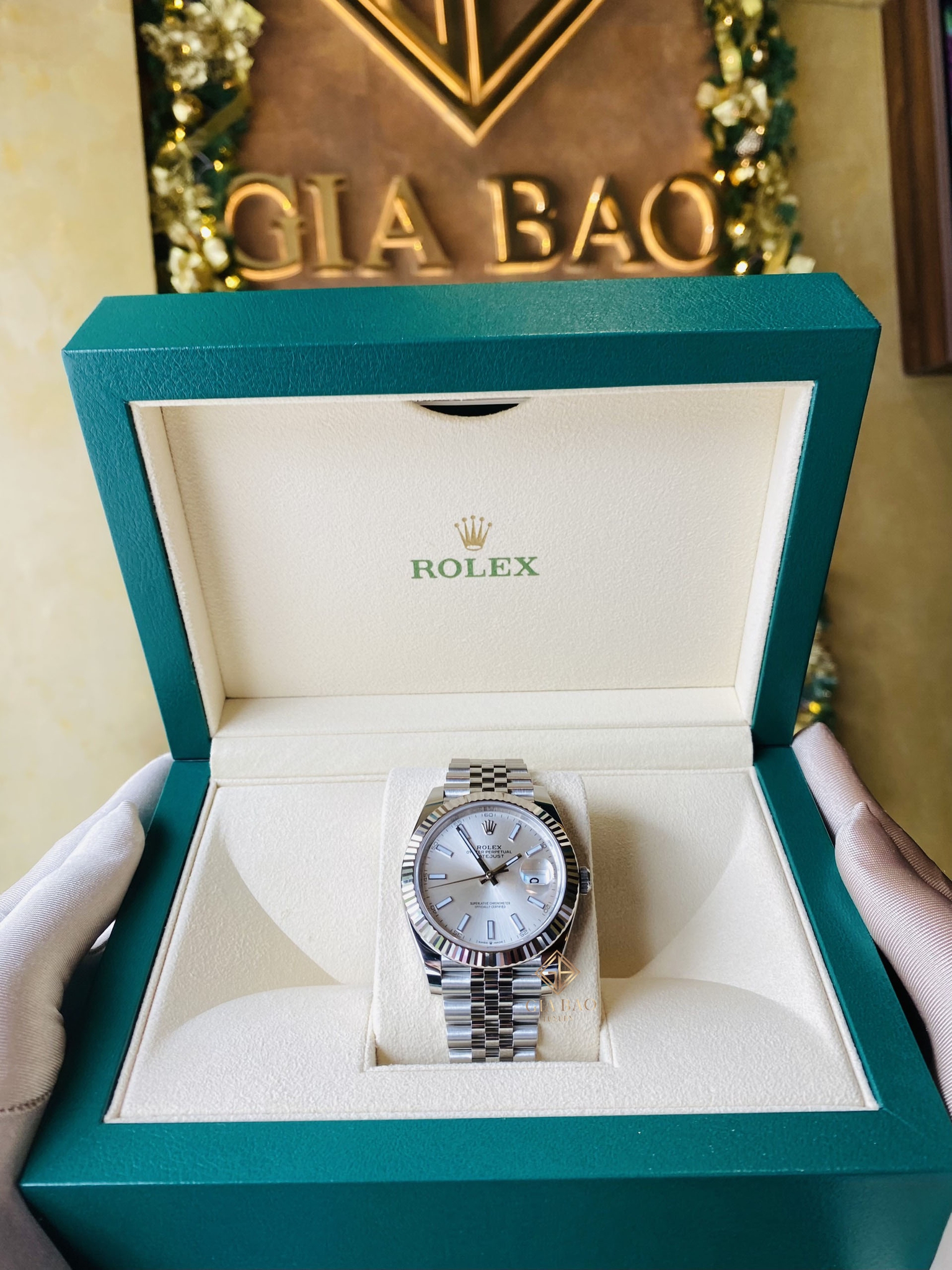 Đồng Hồ Rolex Datejust 41 126334 Mặt Số Bạc Cọc Số Dạ Quang