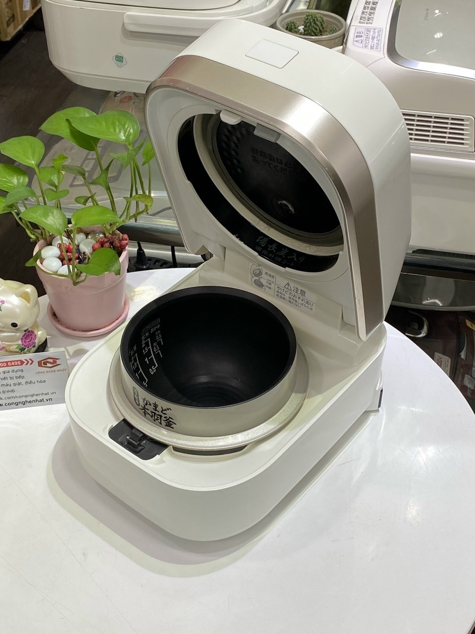 Tính năng Màu sắc Bảo hành Khuyến mãi