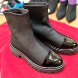 Boots đen đế bằng với phần mũi bọc da bóng H12
