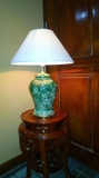 Đèn bàn, đèn đầu giường trang trí VINABT bằng sứ men xanh lục baỏ, bọc đồng  thích hợp cho khách sạn, resorts, chung cư và gia đình