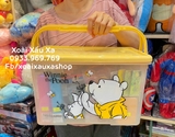 THÙNG NHỰA GẤU POOH CÓ QUAI XÁCH NẮP GÀI KHOÁ 2 BÊN (45*30cm)