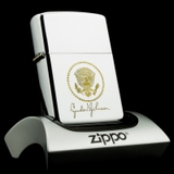 Zippo 1967 Huy Hiệu Tổng Thống My Lyndon B. Johnson Siêu Hiếm New