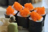 món sushi trứng cá hồi