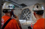 Sau khoảng 1 năm thi công, bộ đôi 'quái vật' nặng 850 tấn đã đào được 3.000 m hầm ngầm thuộc dự án đường sắt đô thị số 3, đoạn Nhổn - ga Hà Nội (metro Nhổn - ga Hà Nội).