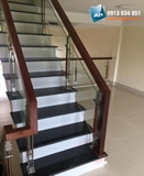 Cầu thang kính tay vịn gỗ