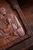Phù điêu khắc gỗ Gia đình Thánh màu gỗ nâu trơn 28x35cm