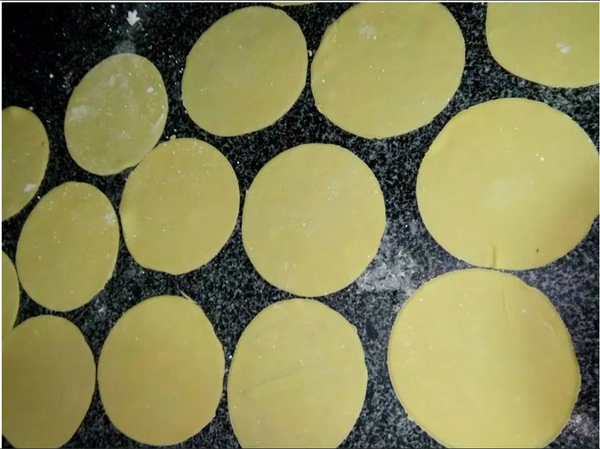 Nặn vỏ bánh xếp