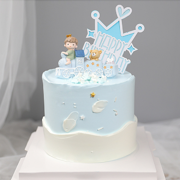 Bé trai lái tàu xanh trang trí bánh