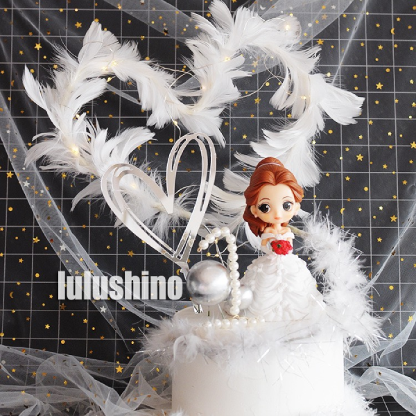 Que cắm lông trái tim trắng trang trí bánh