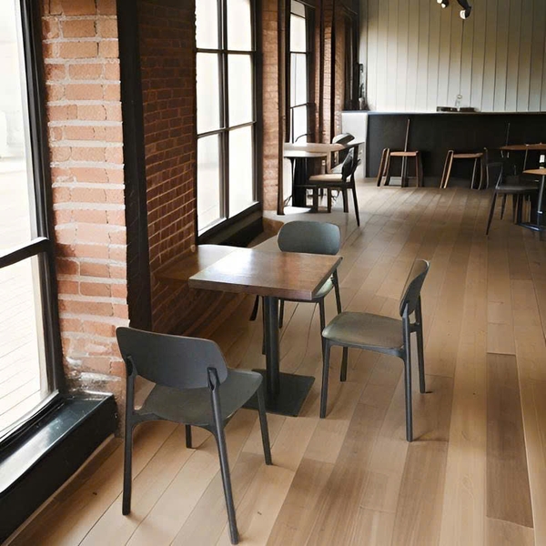 Bàn cà phê Vinahardware có mặt bàn bằng gỗ cao su và chân thép