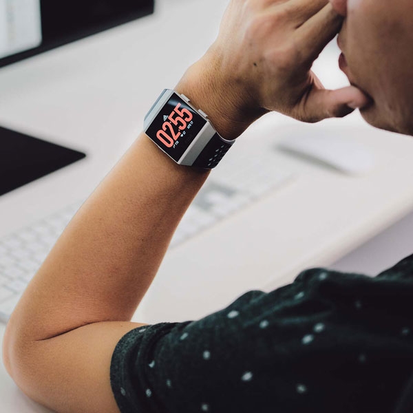 Khuyến Mại Giảm 30% đồng hồ Fitbit Ionic Adidas Edition TechWear