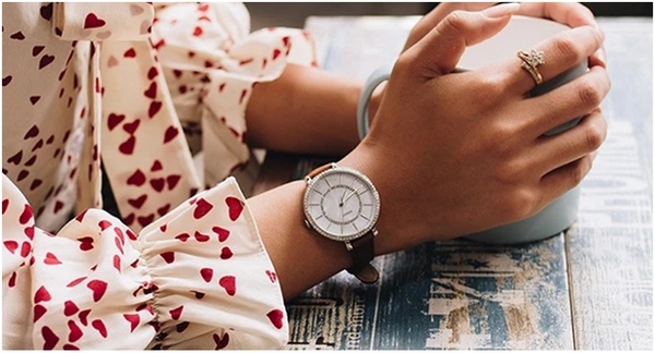 Tiêu chuẩn lựa chọn đồng hồ nữ giới phù hợp với tay người đeo