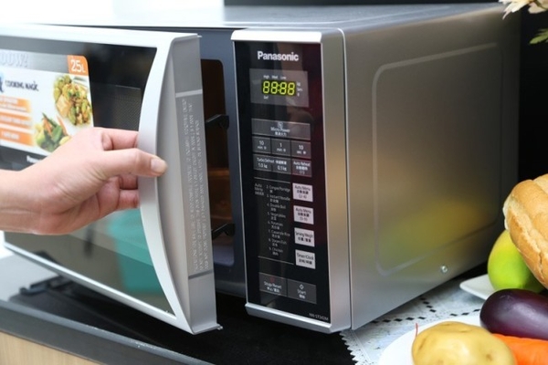 Tuyệt chiêu sử dụng lò vi sóng kết hợp nướng an toàn