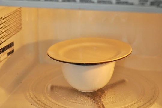 Đừng nên bỏ mặc lò vi sóng khi đang vận hành chức năng nướng