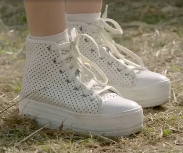 Đôi Giày Sneaker đế bánh mì màu trắng của Song Hye Kyo trong Phim Hậu Duệ Mặt Trời đang Hot hơn bao giờ hết
