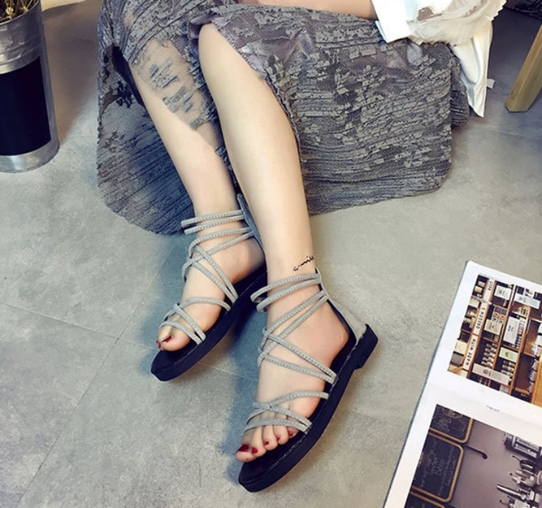 Update những mẫu sandal đế bệt trendy nhất năm 2016