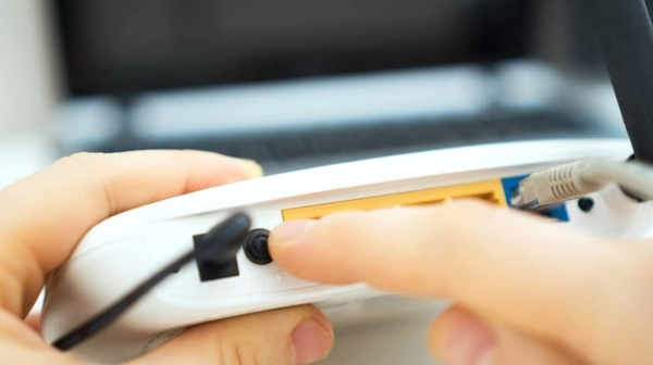 Khởi động lại router để khôi phục lỗi wifi