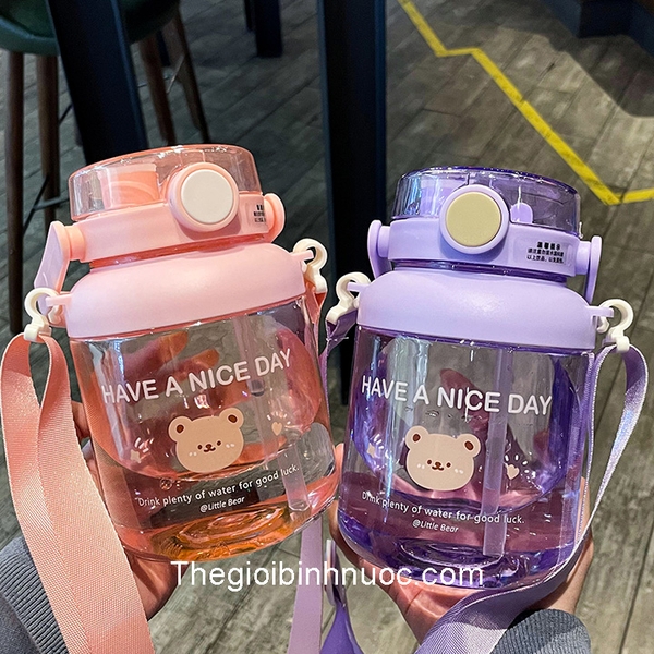 Bình Nhựa BPA FREE Đeo Chéo Gấu Nâu Xinh Xắn 1L3