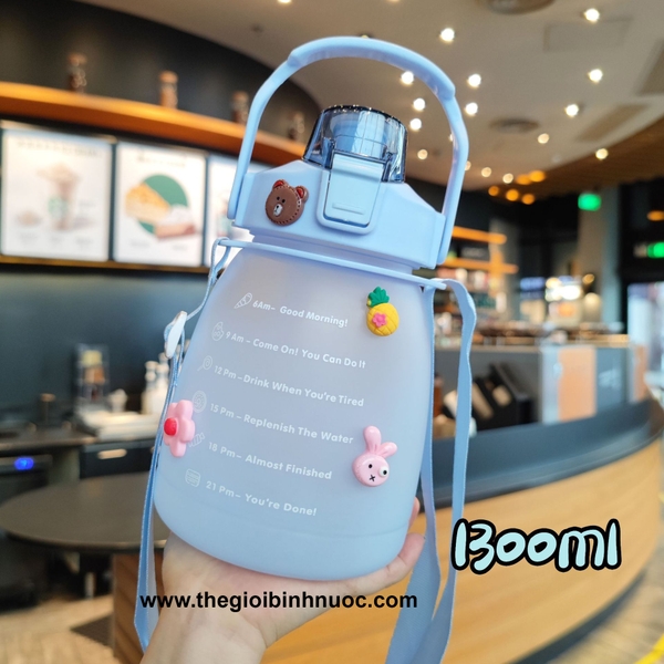 Bình Nhựa Nhắc Uống Nước 1300ML Kèm Sticker