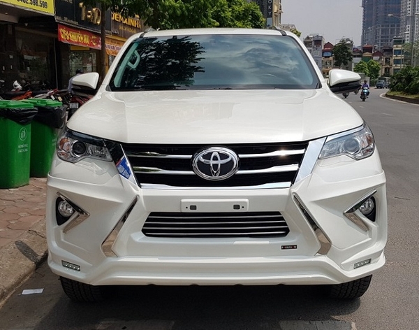 Mặt nạ Lexus được lắp cho Toyota Fortuner màu trắng ngọc trai