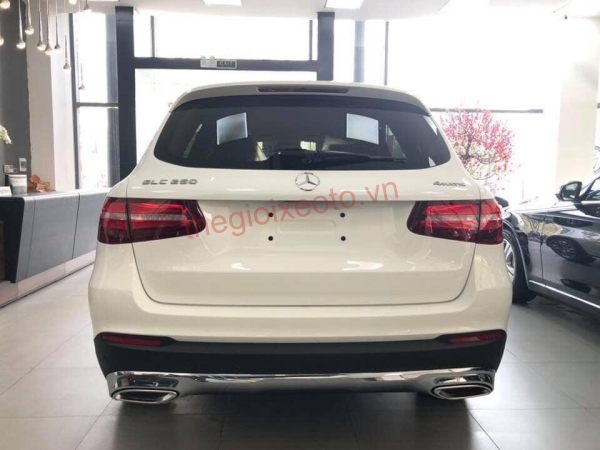 Đuôi xe Mercedes GLC 250 4Matic 2019 màu trắng