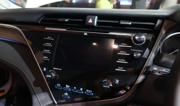 Camry 2019 được trang bị màn hình DVD 8