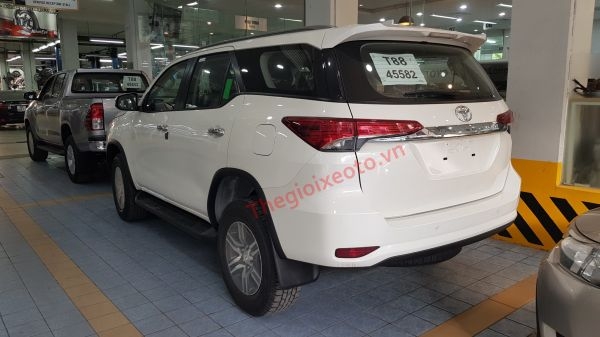 toyota foruner máy dầu số tự động 1 cầu 2019 màu trắng