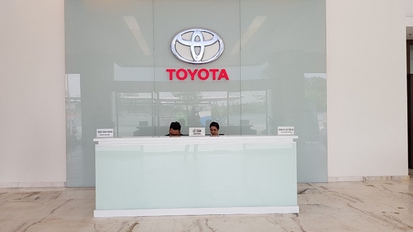Quầy lễ tân tiếp đón khách hàng đến với Toyota Thái Hòa Từ Liêm 