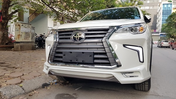 đầu xe toyota fortuner 2020 độ body kit lexus lx570 màu trắng