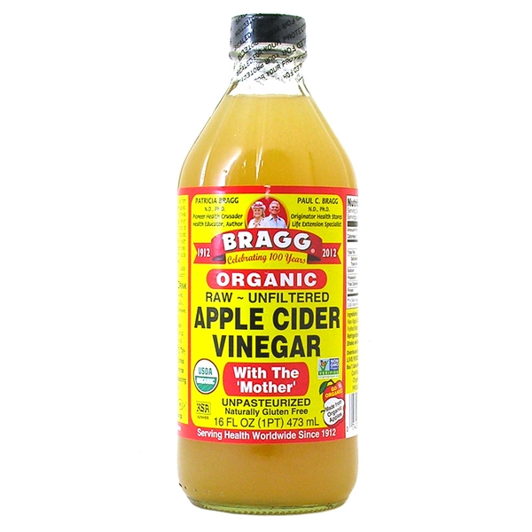 Learn How To Eat Right For Your Brain What is Apple Cider Vinegar? Apple cider vinegar is a type of vinegar that is made solely from apples. It can be found in grocery stores as it is a common flavoring agent in cooking, baking, and in salads.