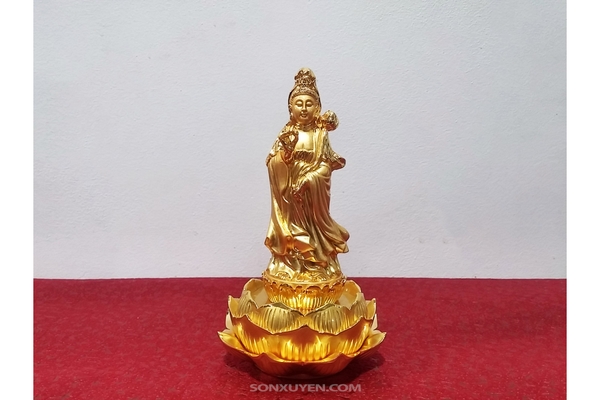 Tượng Phật Bà Quan Âm đứng trên đài sen cao 15 cm rộng 10 cm. Để vừa trên xe ô tô.