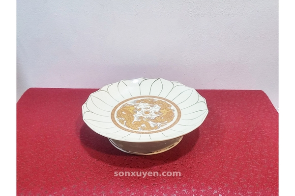 Mâm bồng dáng hoa sen mầu ngà bằng sứ Trung Quốc đường kính 20 cm, họa tiết song long, men bóng