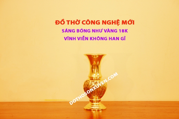 Lọ hoa bằng đồng Bát tiên, xung quanh thân lọ đúc nổi hình 8 vị tiên, cao 24 cm; mã E513