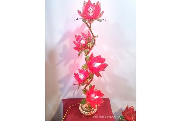 Đèn thờ Hoa Sen thân bằng đồng, 5 bông to, đường kính 20 cm, mầu đỏ. Cao 90 cm. Hàng cao cấp. Giá 1 đôi. Mẫu số 03/8-12