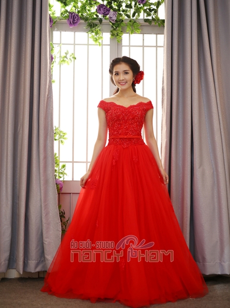 Váy cưới đỏ công chúa trễ vai