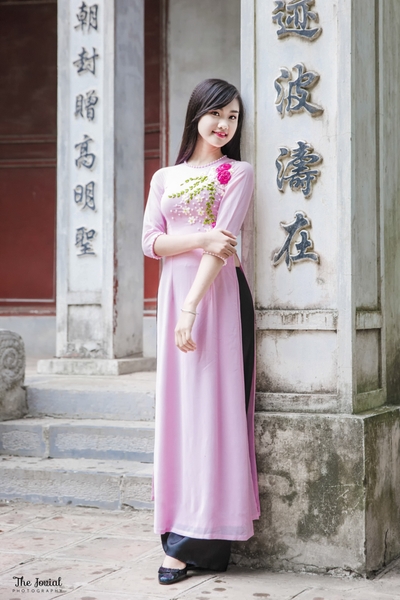 Mẫu áo dài truyền thống màu hồng phấn duyên dáng
