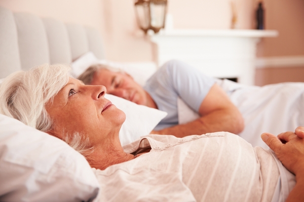 Người cao huyết áp: Làm sao để dễ ngủ và huyết áp không tăng vọt mỗi tối?