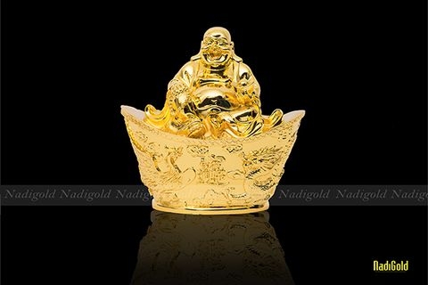 Tượng Phật Di Lặc ngồi trên hũ tiền mạ vàng được bài trí thế nào?