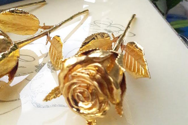 Quà tặng mạ vàng 24K hoa hồng – Một món quà độc đáo