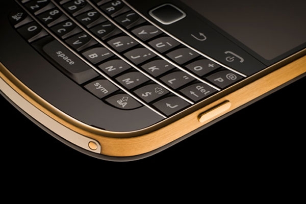 Điện thoại Blackberry mạ vàng 24K