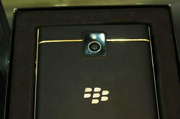Blackberry passport mạ vàng 24K