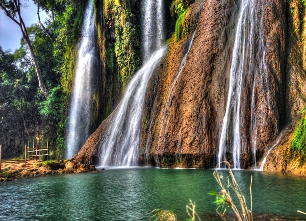 Ngăn cách giữa hai phần thác là một bãi đất phẳng, thuận tiện cho việc tham quan, ngắm cảnh