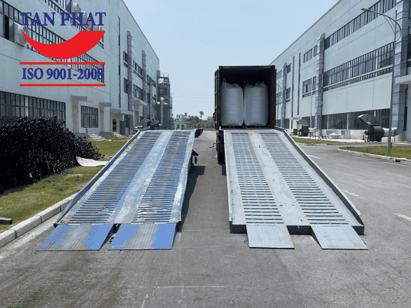 giá cầu dẫn xe nâng lên container