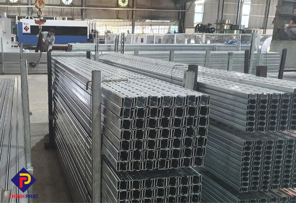 Số lượng lớn thanh Unistrut được sản xuất tại nhà máy Thịnh Phát