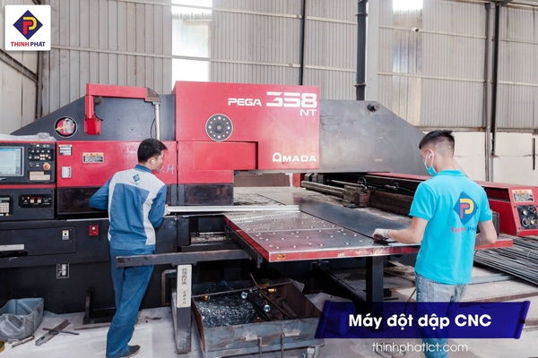  Máy đột dập CNC gia công vật tư tại nhà máy Thịnh Phát